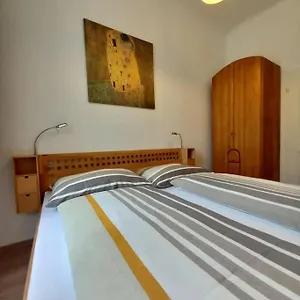 Altbauwohnung Neu Saniert - Fuer Familien Geeignet Apartment